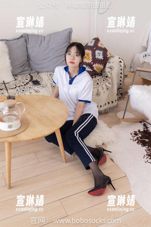 BoBoSocks袜啵啵-小甜豆 BoBoSocks袜啵啵 - 小甜豆的黑网袜私房美图:每天都提醒自己,要不自信点?