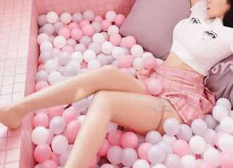 Feilin嗲囡囡 – 逃离鞋子的束缚，流氓小巫女的定制图集带你走近裸足的韵味