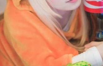 最新写真：Kitaro_绮太郎穿白衬衫，哦！那个叠衣服的姿势好像有点意思。