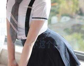 MFStar模范学院 – 想知道真正的“皮衣王者”长啥样吗？草莓兔兔来了，快来图片中分享一下这个轻松时刻！