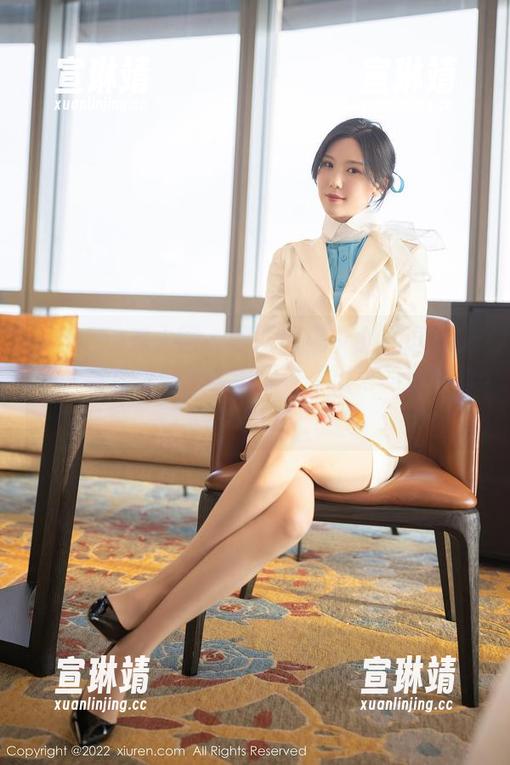 Xiuren秀人网-小逗逗 Xiuren秀人网 - 制服图集中小逗逗的姿态,有点想说什么但又说不出来的那种味道