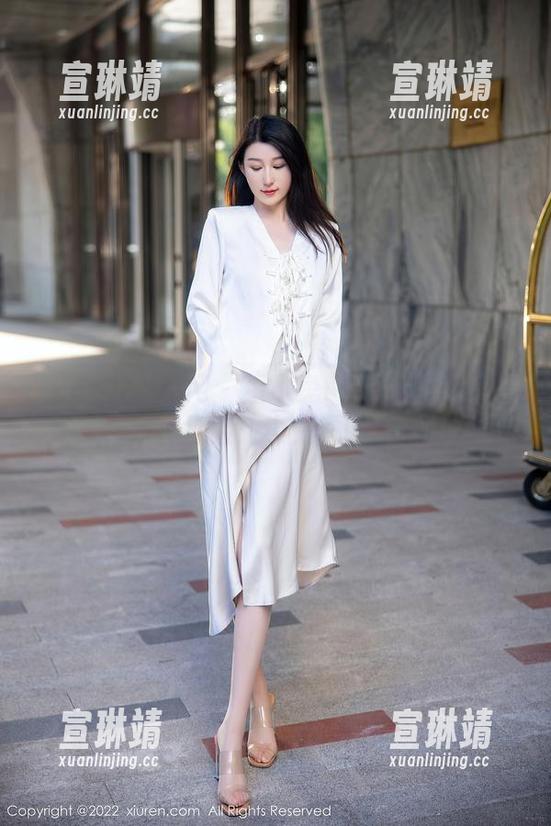 Xiuren秀人网 - 星小兔Meetu的厨房里的美图探险：小兔子vs.食材!