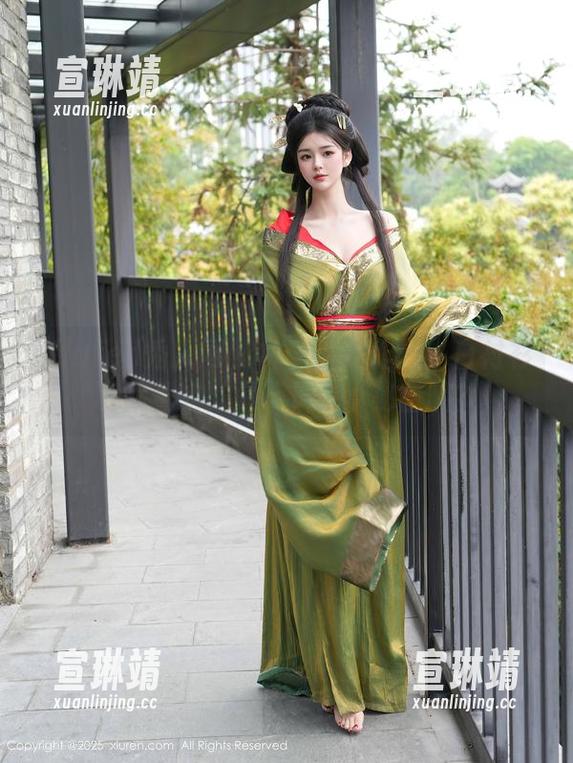 Xiuren秀人网 - 林文文的作品：白衬衫下藏着的，是不是个小秘密呢？