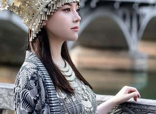 Xiuren秀人网 – 薇薇酱的“油亮”之旅，图库三百种姿态随你挑！