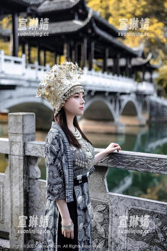 Xiuren秀人网 - 薇薇酱的“油亮”之旅，图库三百种姿态随你挑！