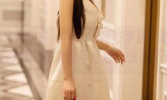 YouMi尤蜜荟 – laura阿姣学妹：每一次更新都像是在发新年红包，惊喜不停！