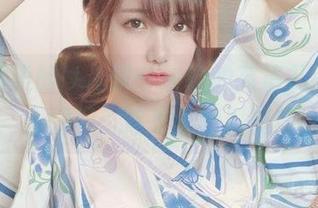 看，在线的けん研——她的高清礼服真让人想问：这是谁的派对？