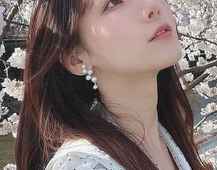 けん研的吊带写真让我想起了小时候的裙子，如今试想要是我也有这种风格，该如新春暖阳。