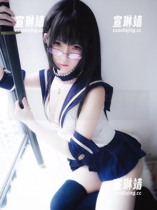 当你翻开一小央泽的图册，女孩怯生生的目光居然能电到人。