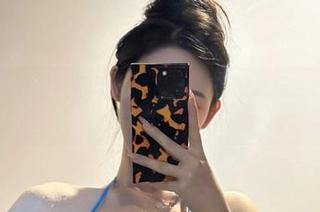 微密圈 – 高清图集上线！不爱笑的赛琳教室里的每个角落都值得探讨一下