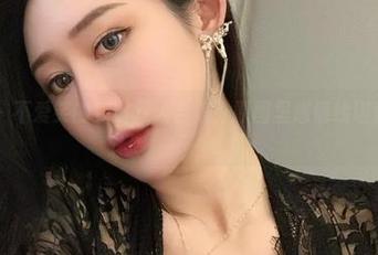 微密圈 – 不爱笑的赛琳双人合集，原图里感情线堪称绕口令。