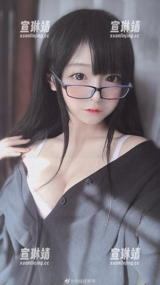 这个私房作品是佳佳好难啊亲手绘制的女孩，她的细节让人忍不住想多看几眼。