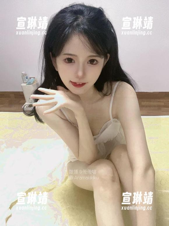 新鲜出炉！倦倦喵在白睡衣中显得那么随意，却又让人有点意外的美