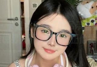 微密圈 – 卡通百科老王的吊带丝袜图片分享:谁说男人不能穿?反正他尝试了!