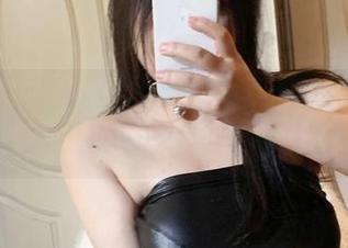 微密圈 – 可爱的肉巴的写真，白色让画面冷静，却又透着点点热情