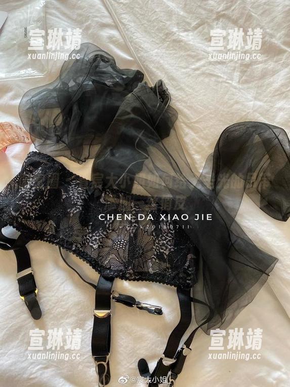 微密圈 - 看宸大小姐如何给无圣光的吊带添加一丝俏皮