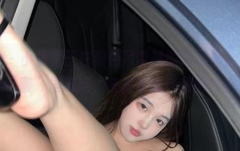微密圈 – 小优优子在粉色吊带裙的花园里，与小蜜蜂的“蜜”里流连，快来看看这组图片作品！