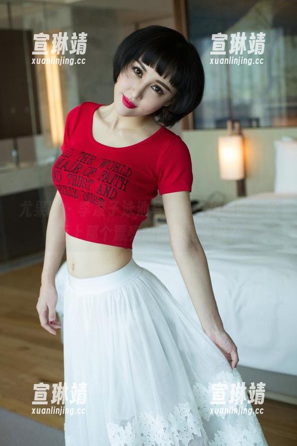 尤果网 - 李凌子泳池写真集—拍照时，水面上那个漂亮的倒影是谁呢？