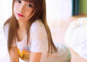 果团网 – 看见龚玥菲的裸足，忍不住心里咕哝一下