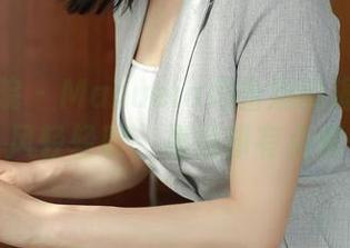 模范学院 – Manuela玛鲁娜的海边套图：风轻轻吹，裙摆却有点倔…