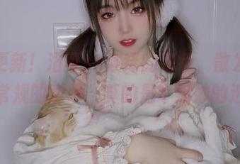 图集更新！洛可ss演绎的粉色，散发着一种反常规的意思，真的是个绝妙的选择。