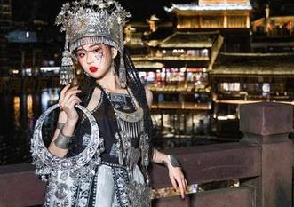私拍与众不同的瓦斯塔亚小龙虾，女仆型的设定就挺有趣。美图看完心里有点别扭，哈哈！