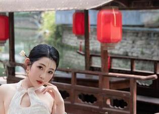 秀人网 – 糖豆sisi的连衣裙：原图里的偶像光环不知怎么就被气氛打破了