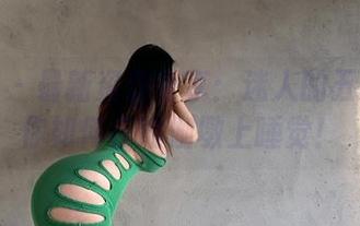 微密圈 – 最新资源分享：迷人的五姨太教你如何在瑜伽墩上睡觉！
