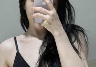 微密圈 – 铁锤姐姐来了全套：这些美脚图片，你也能从中找到极致的“脚感”。