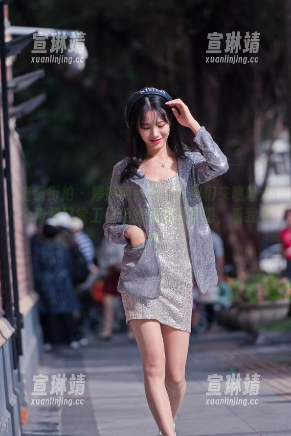 魔镜街拍-婷婷 魔镜街拍 - 婷婷简约风!让我们来瞧瞧这个粉裙日常工作组的高清原图吧,看我多正经