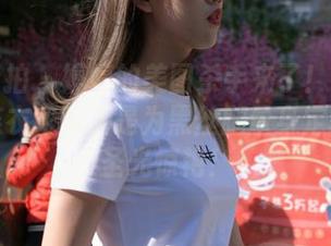 魔镜街拍 – 婷婷的美图杀手来了!白色的吊带连衣裙简直是为黑丝腿量身定制的无圣光惊艳!